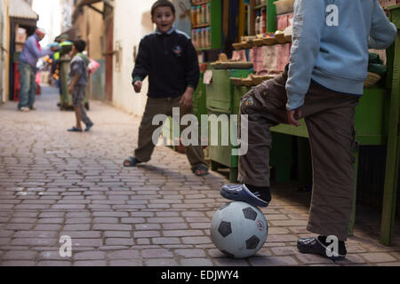 Jouer au football dans la médina d'Essaouira, site du patrimoine mondial de l'UNESCO, au Maroc, Afrique du Nord. Banque D'Images