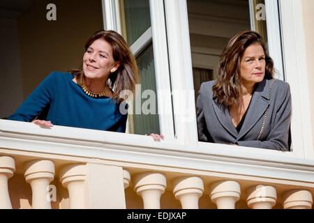 Monte Carlo, Monaco. Jan 7, 2015. La Princesse Caroline de Hanovre et de la Princesse Stéphanie de Monaco assister à la présentation du bébé jumeaux du Prince Albert II et la Princesse Charlene de Monaco (pas sur la photo) au public depuis le balcon du Palais Princier de Monaco, 07 janvier 2015. Dpa : Crédit photo alliance/Alamy Live News Banque D'Images