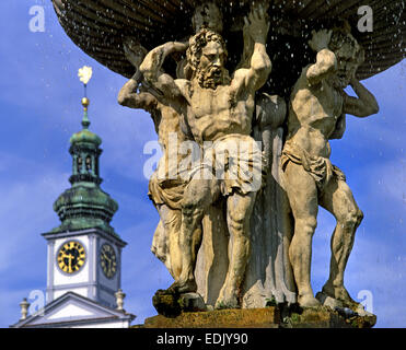 La Bohême du Sud, Ceske Budejovice, République tchèque. Namseti Premzsia Otakara II (Ottokar II Square) Fontaine de Samson (1727) Banque D'Images