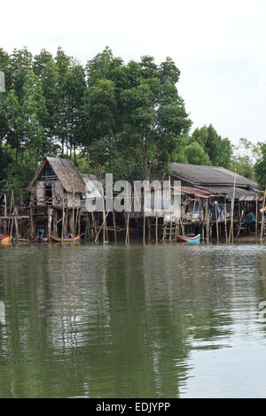 Maisons sur pilotis, rivière avec bateaux longtail, mangrove, de la rivière Krabi, Thaïlande, Asie du sud-est. Banque D'Images