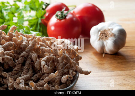 Pâtes crues en forme de tire-bouchon appelé busiate avec de la farine de blé entier du sarrasin typique de la Sicile Banque D'Images