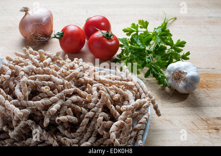 Pâtes crues en forme de tire-bouchon appelé busiate avec de la farine de blé entier du sarrasin typique de la Sicile Banque D'Images