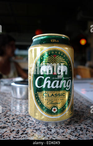 Peut de Thai Chang beer on table, en Thaïlande. L'Asie. Banque D'Images