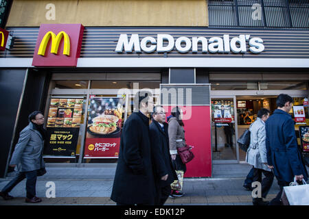 Tokyo, Japon. 5Th Jan, 2015. Dans cette photo prise le 5 janvier 2015, montre les piétons en passant devant un magasin de restauration rapide McDonald's dans le centre de Tokyo. Le géant de la restauration rapide a été frappé avec des questions concernant la sécurité alimentaire après une dent humaine a été trouvé dans leurs frites et un morceau de plastique trouvé dans leurs nuggets de poulet. Credit : AFLO/Alamy Live News Banque D'Images