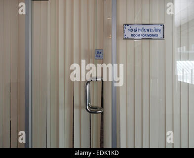 Inscrivez-salle d'attente pour les moines qu'à l'aéroport de Suvarnabhumi de Bangkok. La Thaïlande. En Asie du sud-est. Banque D'Images