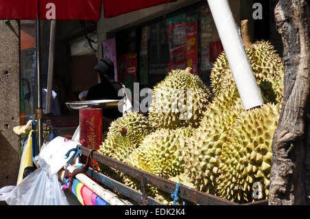 Durian fruit pour vente à street food à Bangkok, Thaïlande, Asie du sud-est. Banque D'Images