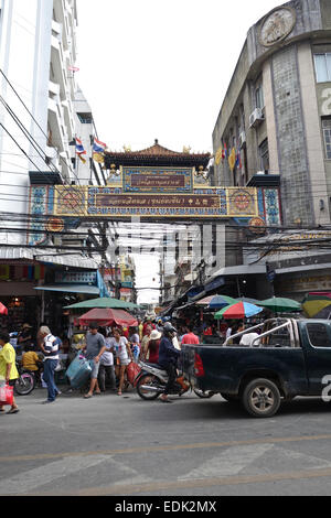 Passage de chinois à Chinatown Yaowarat Road. Bangkok. La Thaïlande. En Asie du sud-est. Banque D'Images