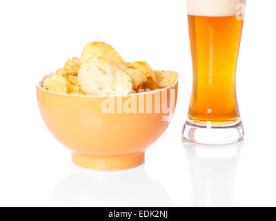 Croustilles de pommes de terre et la bière Banque D'Images