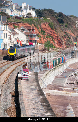 Cross Country de trains de passagers des trains circulant à la section endommagée de l'ouvrage longitudinal à Exmouth Banque D'Images