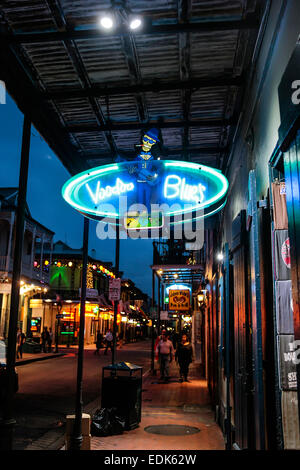 La publicité de néons le Voodoo Blues club bar dans le French Qtr La Nouvelle-Orléans Banque D'Images