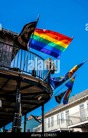 Je vois des drapeaux LGBT à l'extérieur d'un bar dans le quartier français de la Nouvelle Orléans Banque D'Images