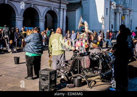 New Orleans Jazz Band jouant sur Chartres Street au coeur de la French Qtr de cette ville Banque D'Images