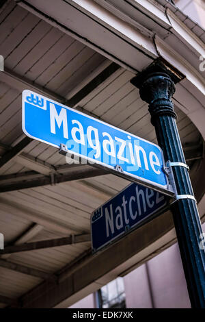 Magazine Street panneau routier dans l'entrepôt et quartier des Arts de New Orleans LA Banque D'Images