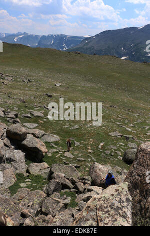 Les randonneurs bouldering sur granite falaise Parc National des Montagnes Rocheuses au Colorado Banque D'Images