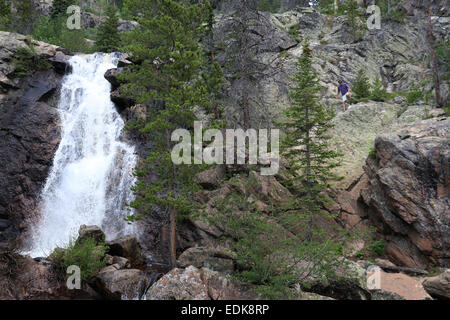 Les randonneurs en montagne cascade Colorado Banque D'Images