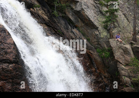 Les randonneurs en montagne cascade Colorado Banque D'Images