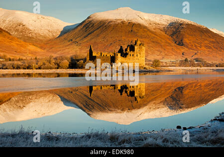 Le Château de Kilchurn reflète dans Loch Awe, avec des montagnes aux sommets enneigés Argyll and Bute, Ecosse UK Banque D'Images