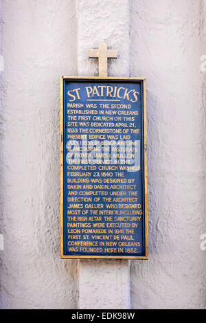 Affiche à l'extérieur de l'église St. Patrick dans l'Entrepôt/Arts District de New Orleans LA Banque D'Images