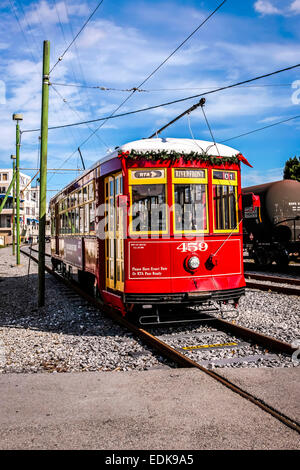 Tramway historique sur le bord de la rivière route de transit à New Orleans LA Banque D'Images