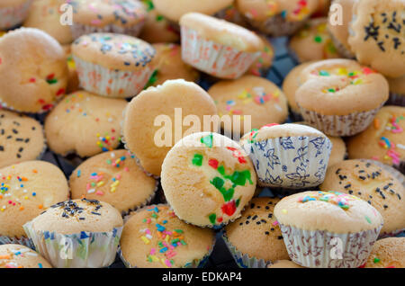 Muffins savoureux gâteaux sur une grille de refroidissement Banque D'Images