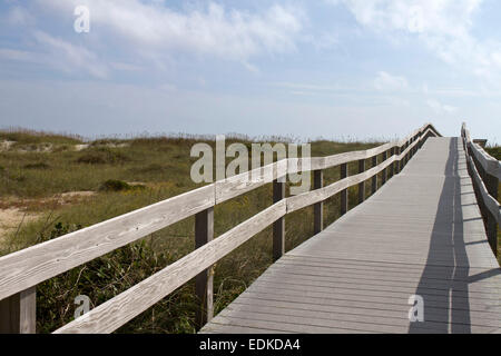 Une longue promenade menant à une plage sur Ocracoke Island dans les Outer Banks de Caroline du Nord. Banque D'Images