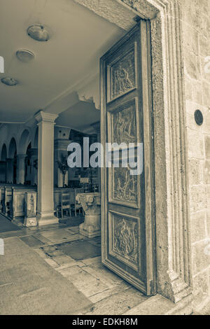 Porte de l'église de Supetar Banque D'Images