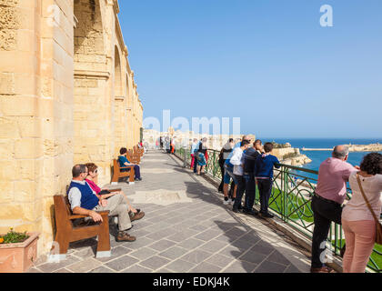 Les touristes dans la région de Barrakka Gardens surplombant le Grand Port de La Valette Malte eu Europe Banque D'Images