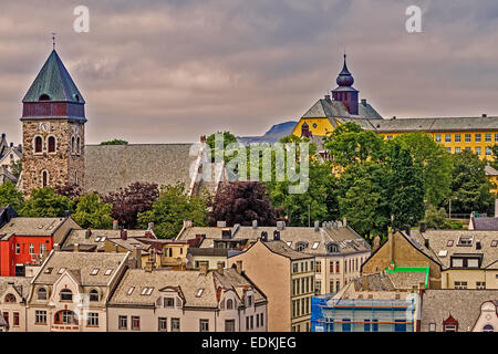 Vue de l'Église et de l'école Aspoy Alesund en Norvège Banque D'Images