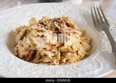 Matzo Brei une recette juive ashkénaze de l'azyme humecté avec œufs frits biscuits traditionnellement consommé à passer sur Banque D'Images