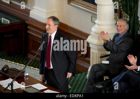 Texas nouveau Procureur général Ken Paxton parle dans le Texas du Sénat à la suite de sa prestation de serment au début de janvier. Banque D'Images