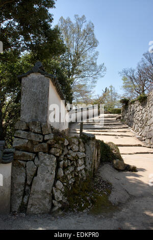 Japon, Takahashi, château de Bitchu Matsuyama. Porte OTE-Yaguramon, chemin en escalier menant au maintien avec le mur Neribei dobei d'un côté. Banque D'Images