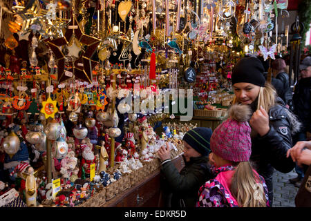 Le célèbre Marché de Noël (Christkindlmarkt) est organisé chaque année de fin novembre jusqu'à la veille de Noël, la Hauptmarkt Banque D'Images