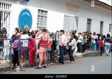 Jours avant Noël d'attente à l'extérieur de la prison des femmes pour rendre visite à leurs proches. Ville Fusagasuga, Colombie, Amérique du Sud Banque D'Images