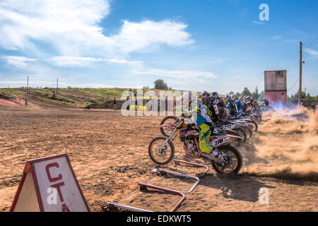 Motocrossers dans la ligne de départ en attente de la race pour commencer Banque D'Images