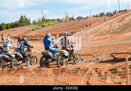 Borovitchi,, la Russie - 12 juillet, 2014 : Motocrossers dans la ligne de départ en attente de la race pour commencer Banque D'Images