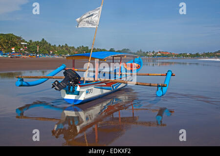 Jukung traditionnel indonésien, pirogue en bois sur la plage à Pangandaran le long de l'Océan Indien, l'Ouest de Java, Indonésie Banque D'Images