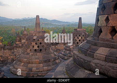 Stupas de Borobudur / Barabudur, 9e siècle Temple Bouddhiste Mahayana à Magelang, Central Java, Indonésie Banque D'Images