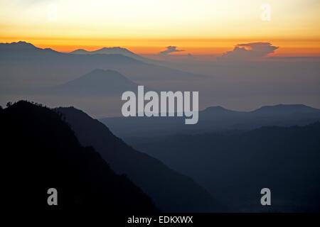 Lever du soleil vu depuis le Mont Bromo / Gunung Bromo, volcan actif et une partie de l'Tengger massif, l'Est de Java, Indonésie Banque D'Images
