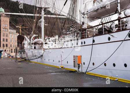 Les trois-mâts barque en acier norvégien Statsraad Lehmkuhl grand voilier voiliers amarrés dans le port de Bergen, Norvège Banque D'Images