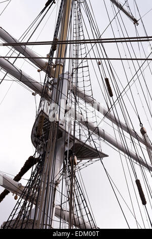 Les trois-mâts barque en acier norvégien Statsraad Lehmkuhl grand voilier voiliers amarrés dans le port de Bergen, Norvège Banque D'Images