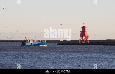 Chalutier de pêche 'Northern Dawn' passant l'Épi Lighthouse retourner à la rivière Tyne, South Shields, North East England, UK Banque D'Images