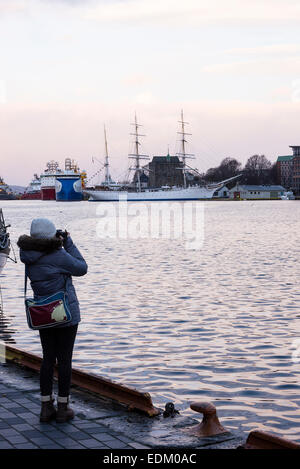 Les trois-mâts barque en acier norvégien Statsraad Lehmkuhl grand voilier voiliers amarrés dans le port de Bergen, Norvège Banque D'Images