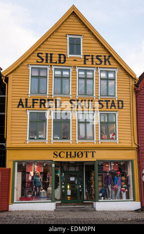 Shop fronts dans l'ancien quartier commercial de Bryggen à Bergen en Norvège Banque D'Images