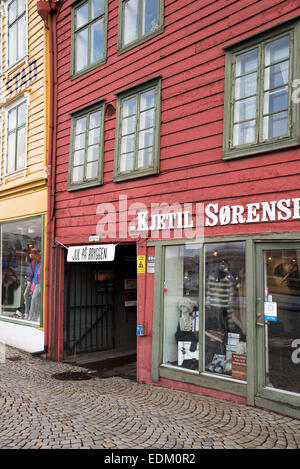 Shop fronts dans l'ancien quartier commercial de Bryggen à Bergen en Norvège Banque D'Images