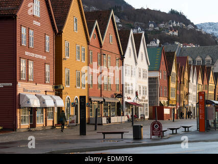 La célèbre boutique commerciale en bois de Bryggen à Bergen Norvège Bâtiments par une froide journée de décembre autour de Noël Banque D'Images