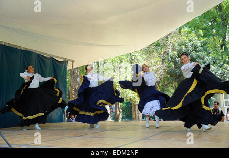 La classe de danse de l'école secondaire de l'exposition danses mexicaines traditionnelles dans le parc de Chapultepec, Mexico, Mexique Banque D'Images