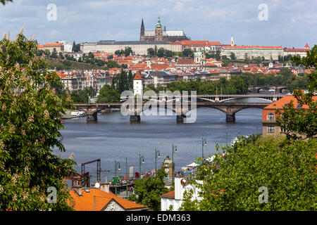 Château de Prague vue panoramique avec ponts sur la rivière Vltava, République tchèque vue de Prague depuis Vysehrad, pont Vltava à Prague Banque D'Images