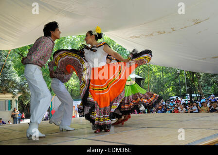 La classe de danse de l'école secondaire de l'exposition danses mexicaines traditionnelles dans le parc de Chapultepec, Mexico, Mexique Banque D'Images