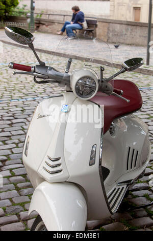 Vespa scooter rue de Prague Ile de Kampa rue de Prague Mala Strana Prague Europe Banque D'Images