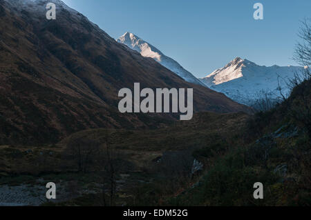 Regardant vers le bas de la 1719 Glen Shiel site bataille vers le Forcan ridge et Faochag Banque D'Images